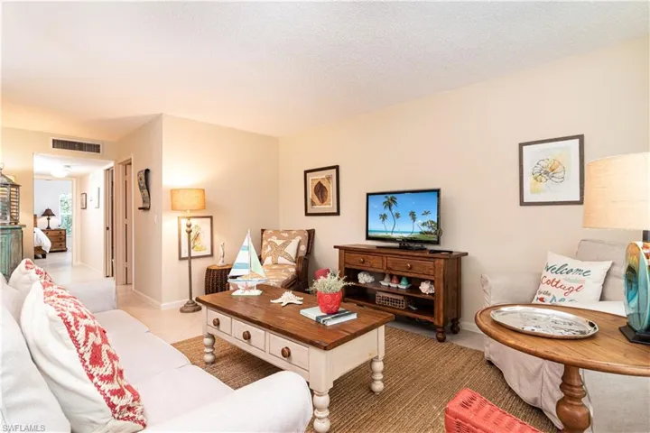 284  4th S ST, Naples, FL 34102