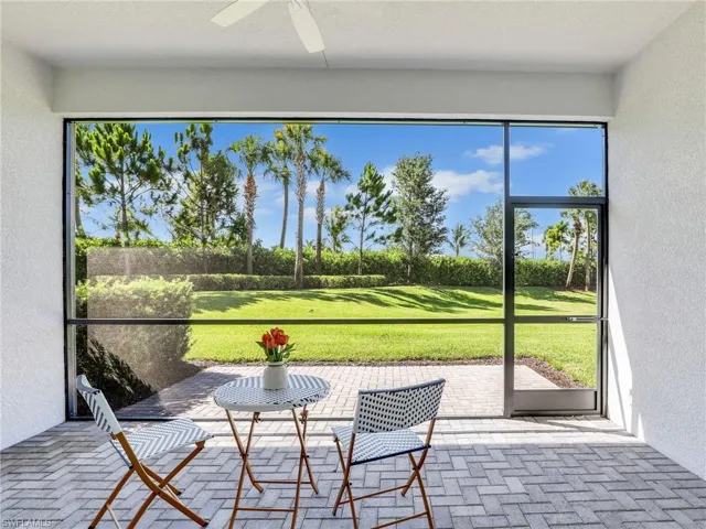 Sunroom with ceiling fan
