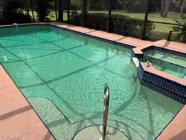 Pool/  Spa
