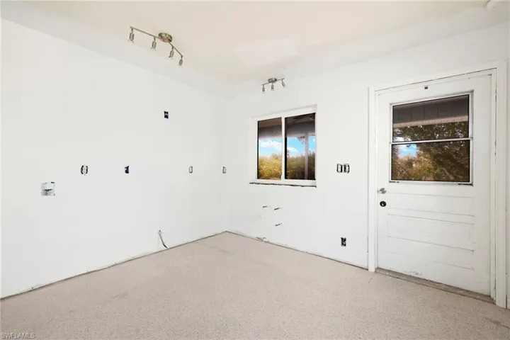 Side 2 Kitchen area
