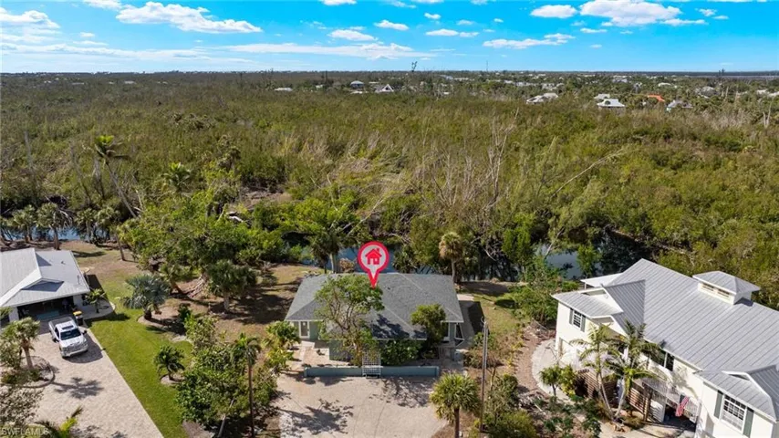 Cul de sac with the Sanibel River behind