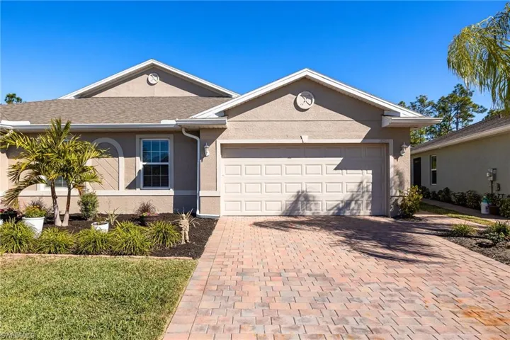 Ranch-style villa with paver driveway