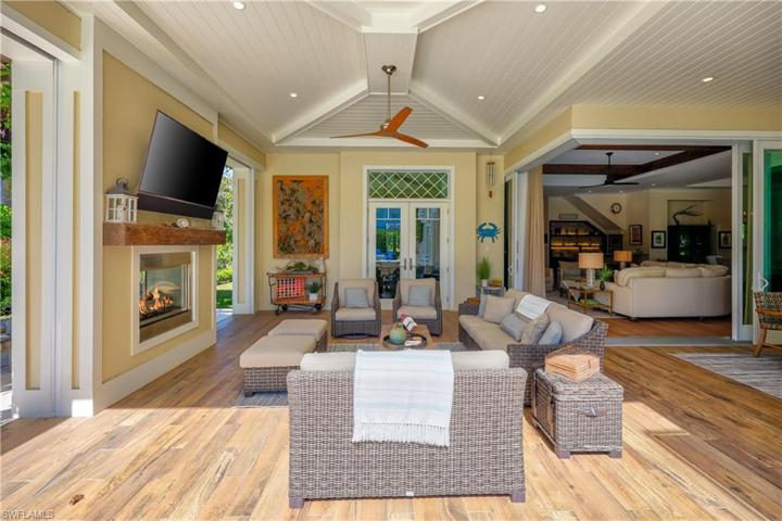 Outdoor covered living room