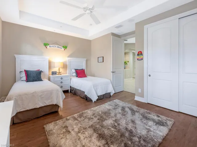 Guest bedroom with twin beds