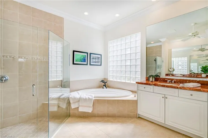 Soaking tub