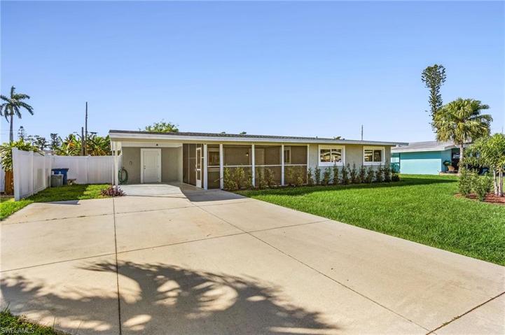 Door under carport belongs to the bonus. room for storage.