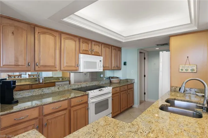 Double stainless sink, mirrored backsplash