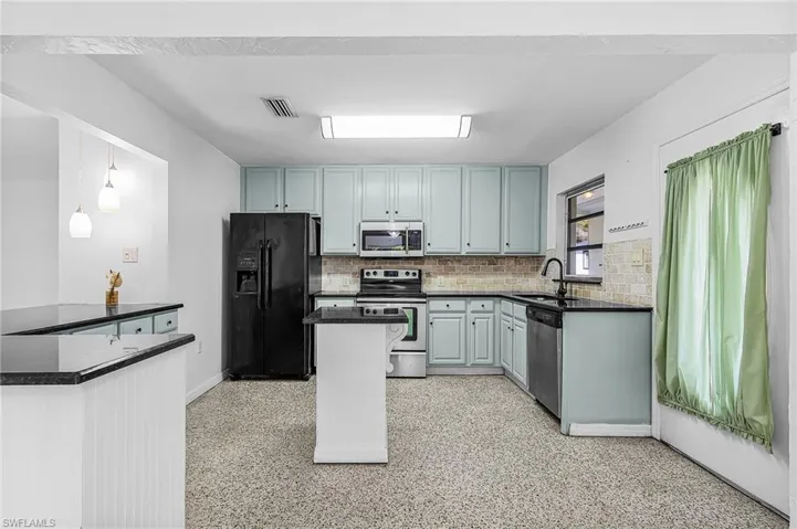 81 Glenmont Dr W, North Fort Myers, Florida 33917