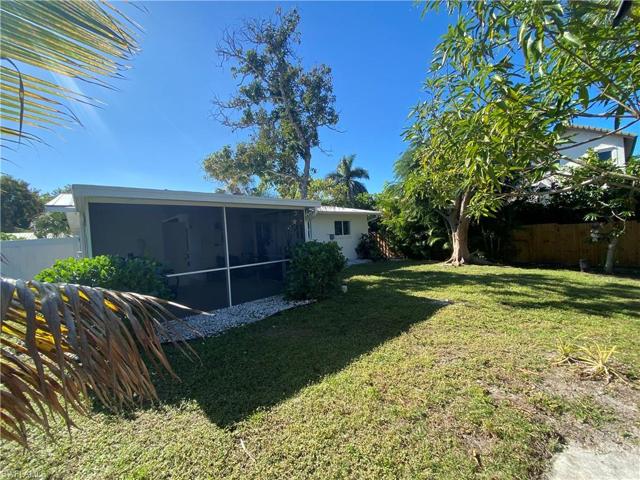 2207 Sunset LN, NAPLES FL 34104