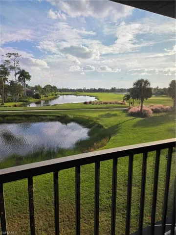 Expansive golf course and water feature scenery