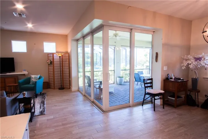 Zero-corner sliding door closed