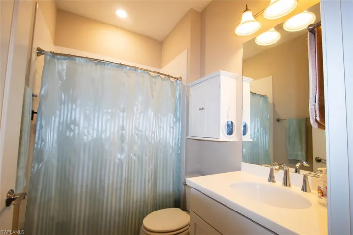 Guest bathroom with shower/tub