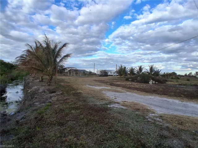 View of dirt / gravel road