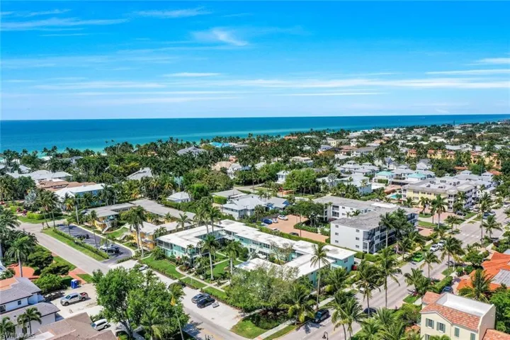 299  8th S AVE, Naples, FL 34102