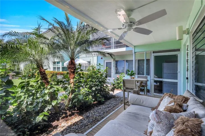 299  8th S AVE, Naples, FL 34102