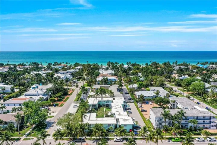 299  8th S AVE, Naples, FL 34102