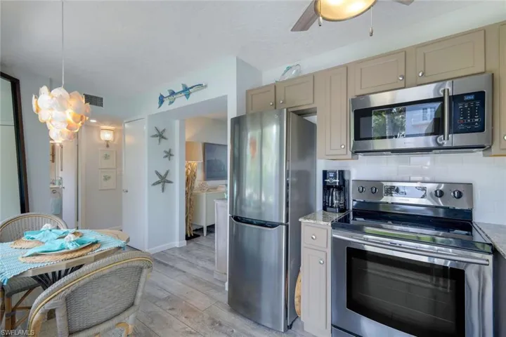 299  8th S AVE, Naples, FL 34102