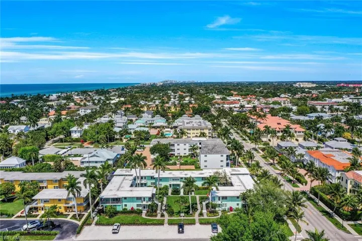 299  8th S AVE, Naples, FL 34102