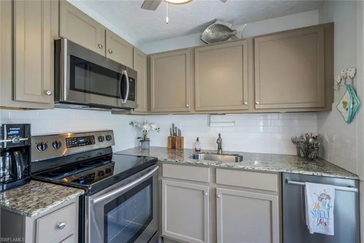 299  8th S AVE, Naples, FL 34102