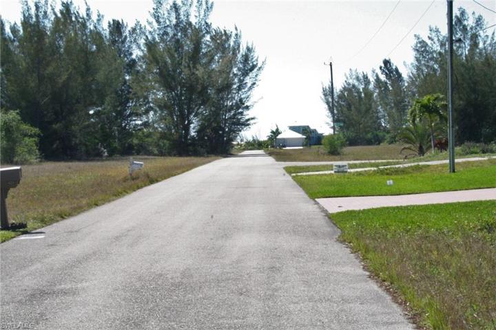 VIEW OF STREET AND LARGE HOMES DOWN AT THE END OF THE STREET ON THE SPREADER CANAL !!!