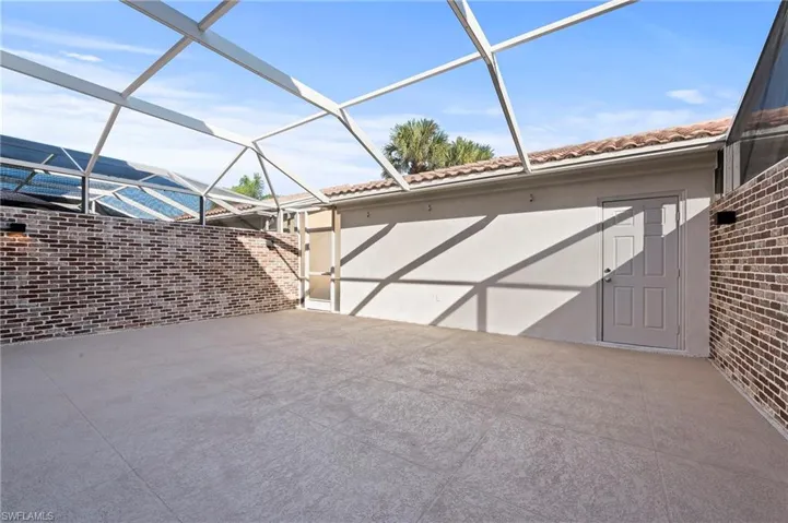 Screened patio between house and garage
