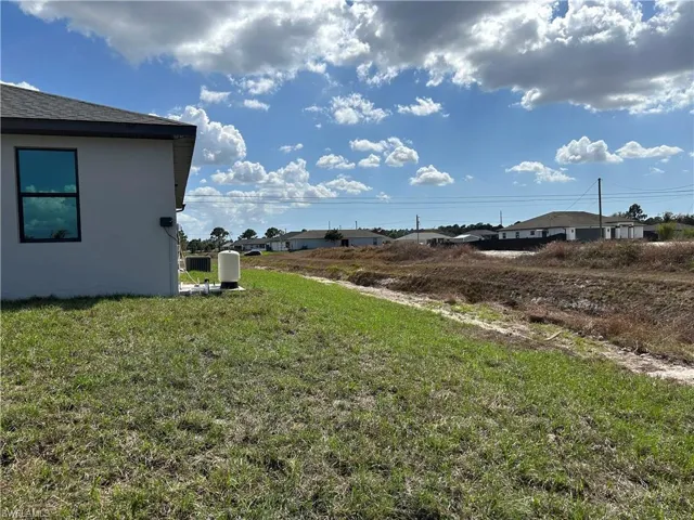 View of grassy yard with a residential view