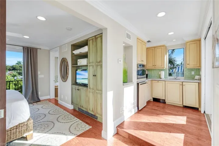 3rd floor guest suite w/ kitchenette