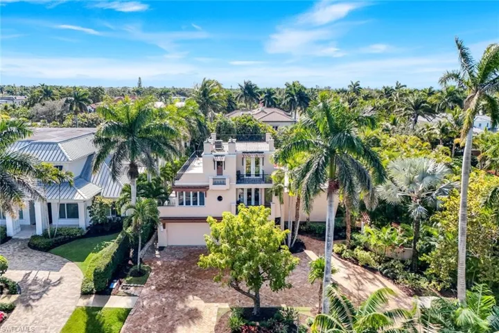 Lush landscape creates a private oasis only 5 short blocks from 5th Ave shops and restaurants.