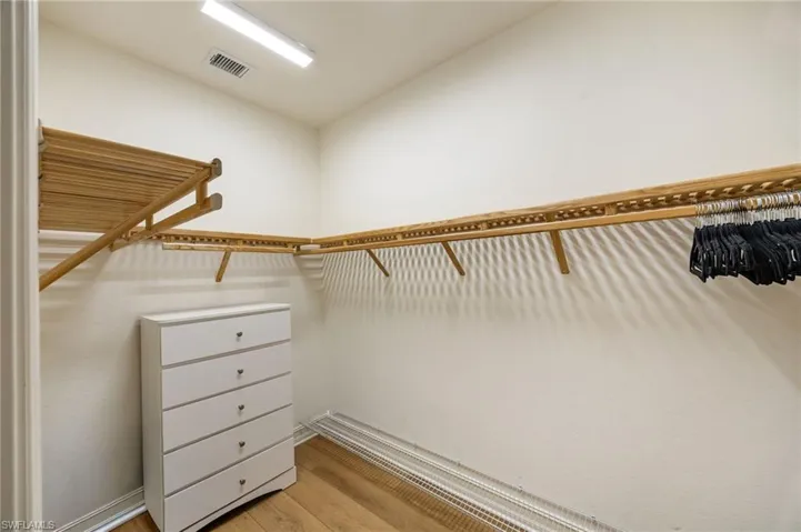 WALK-IN CLOSET