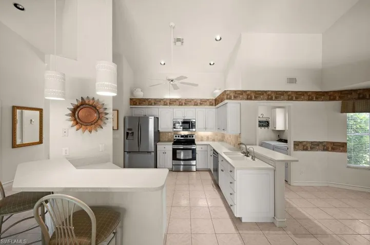 Kitchen + breakfast bar