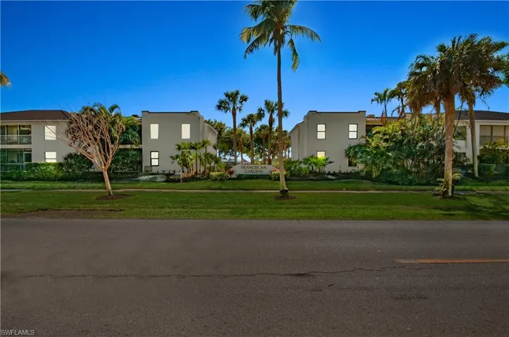 802  10th S AVE, Naples, FL 34102