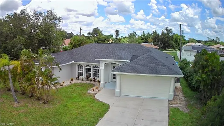 Ranch-style house featuring a garage