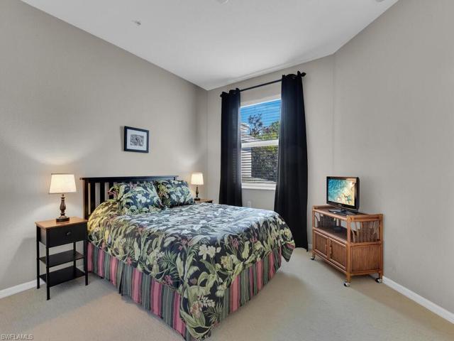 Spacious Guest bedroom, furnished and ready for visitors!