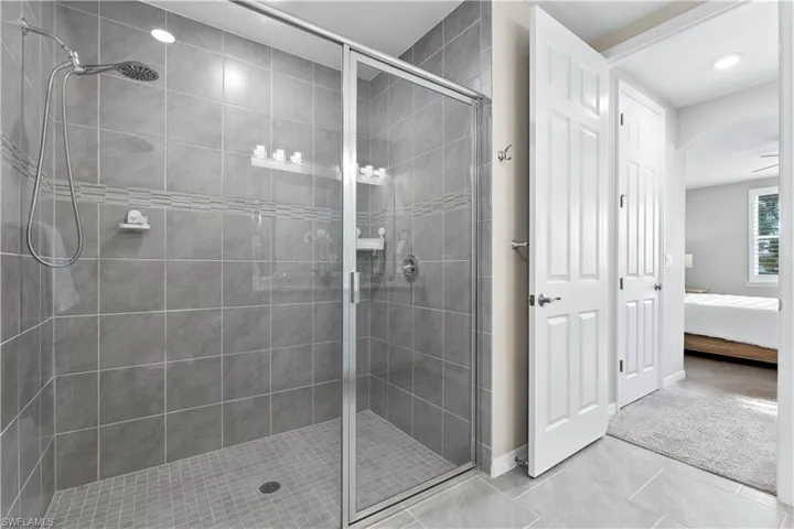 14558  Edgewater  CIR, Naples, FL 34114