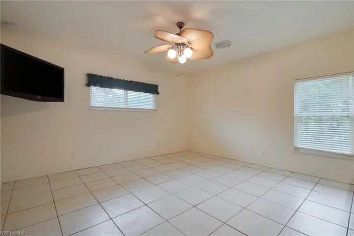 Unfurnished room featuring a ceiling fan and light tile patterned flooring