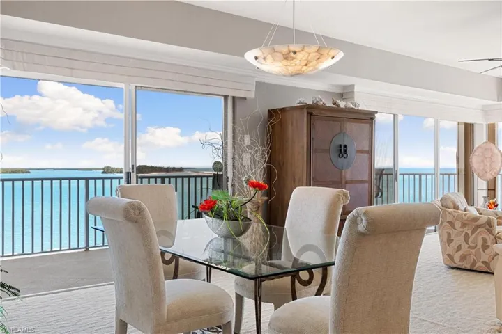 Dining room also with magnificent view.