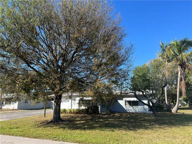 View of front of property featuring a front lawn