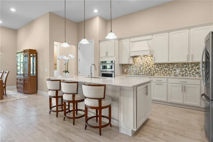 Oversized Island w/Quartz Countertops