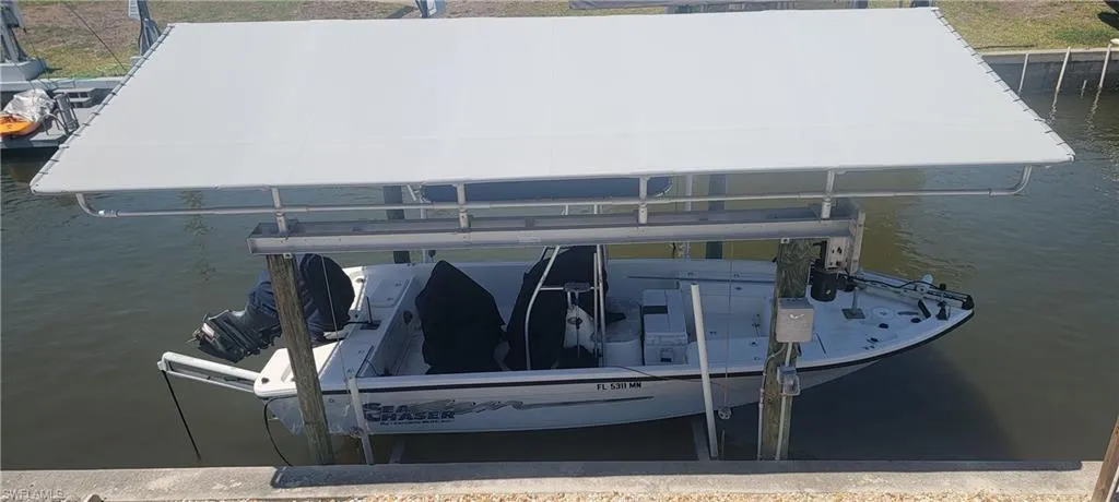 Covered Boat Lifr