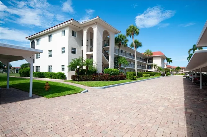 13 High Point Cir N 209, Naples, Florida 34103