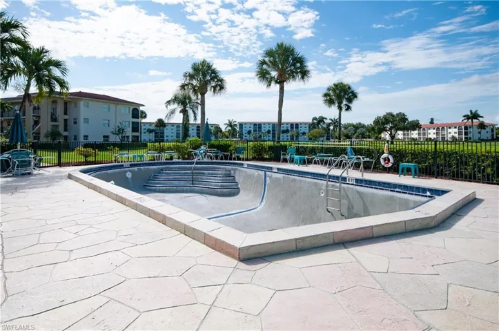 13 High Point Cir N 209, Naples, Florida 34103