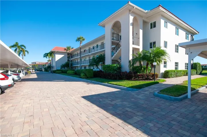 13 High Point Cir N 209, Naples, Florida 34103