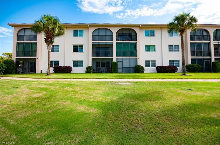 13 High Point Cir N 209, Naples, Florida 34103