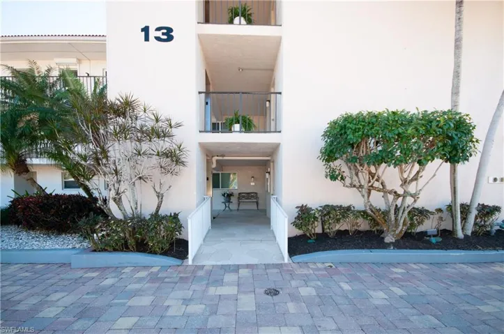 13 High Point Cir N 209, Naples, Florida 34103