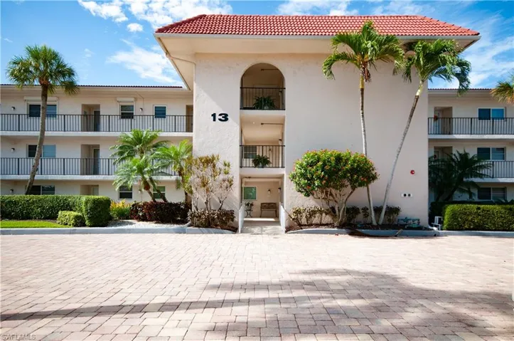13 High Point Cir N 209, Naples, Florida 34103