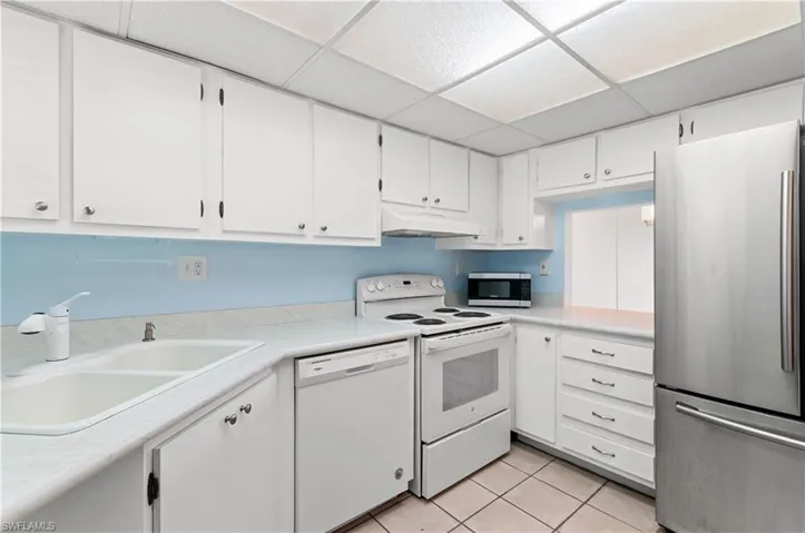 13 High Point Cir N 209, Naples, Florida 34103