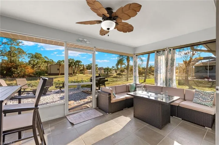 Sunroom / solarium with ceiling fan