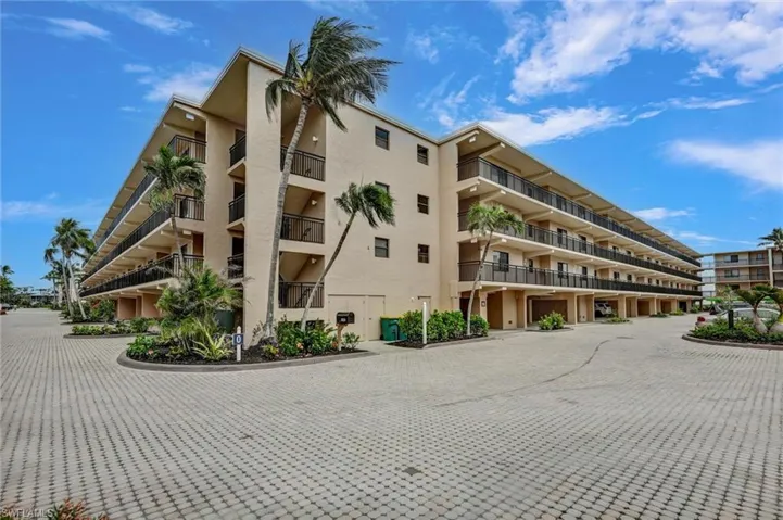 View of apartment building / complex