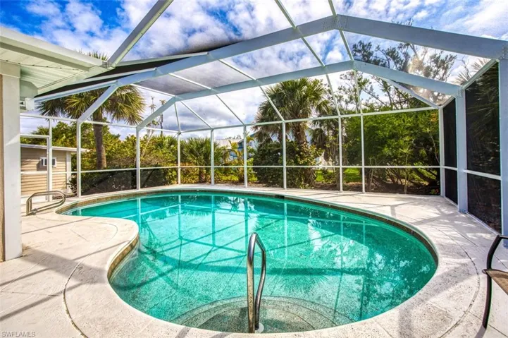 very_private_pool_area