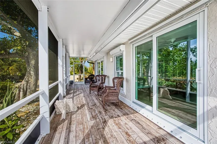 Screened_porch_overlooking_the_lake